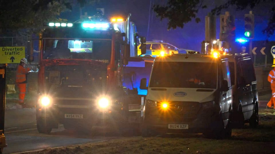 Obtenga el video de los servicios de emergencia de PA en la escena después de que estalló un gran incendio en Bicester Motion, el sitio de una antigua base de la RAF en Oxfordshire, con testigos que informaron explosiones fuertes y gruesos humo negro que ondulan desde el sitio. Unos 10 equipos de bomberos y rescate están abordando el incendio en Bicester, lo que ha provocado una gran respuesta y advertencias para que los residentes locales permanezcan en el interior. Fecha de imagen: jueves 15 de mayo de 2025. PA Foto. Ver PA Story Fire Bicester. El crédito de la foto debe leer: Jamie Lashmar/PA Wire