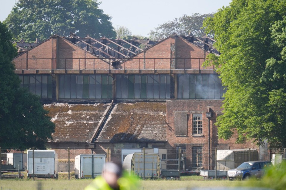 Los edificios dañados después de un incendio en Bicester Motion, el sitio de una antigua base de la RAF que alberga a más de 50 empresas especializadas centradas en la restauración e ingeniería de automóviles clásicos en Oxfordshire, donde estalló un gran incendio el jueves, con testigos que informaron explosiones fuertes y gruesos humo negro que ondulan desde el sitio. Fecha de imagen: Viernes 16 de mayo de 2025. PA Foto. Ver PA Story Fire Bicester. El crédito fotográfico debe leer: Andrew Matthews/PA Wire
