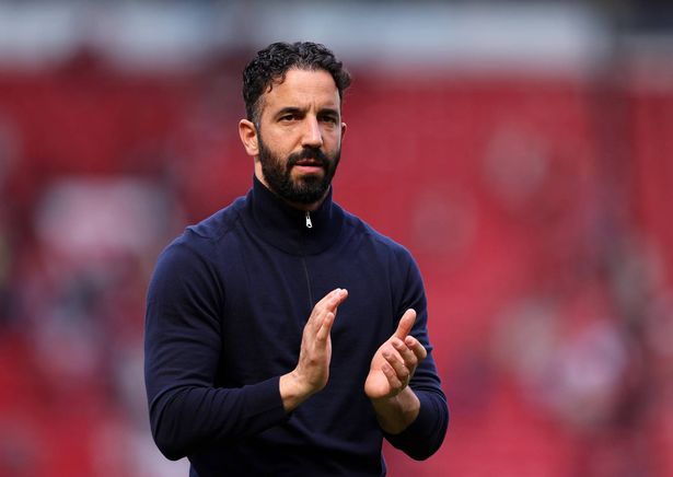 Manchester, Inglaterra - 11 de mayo: Gerente de Amorim de Ruben / Entrenador en jefe del Manchester United aplaude durante el partido de la Premier League entre el Manchester United FC y West Ham United FC en Old Trafford el 11 de mayo de 2025 en Manchester, Inglaterra. (Foto de Catherine Ivill - Ama/Getty Images)