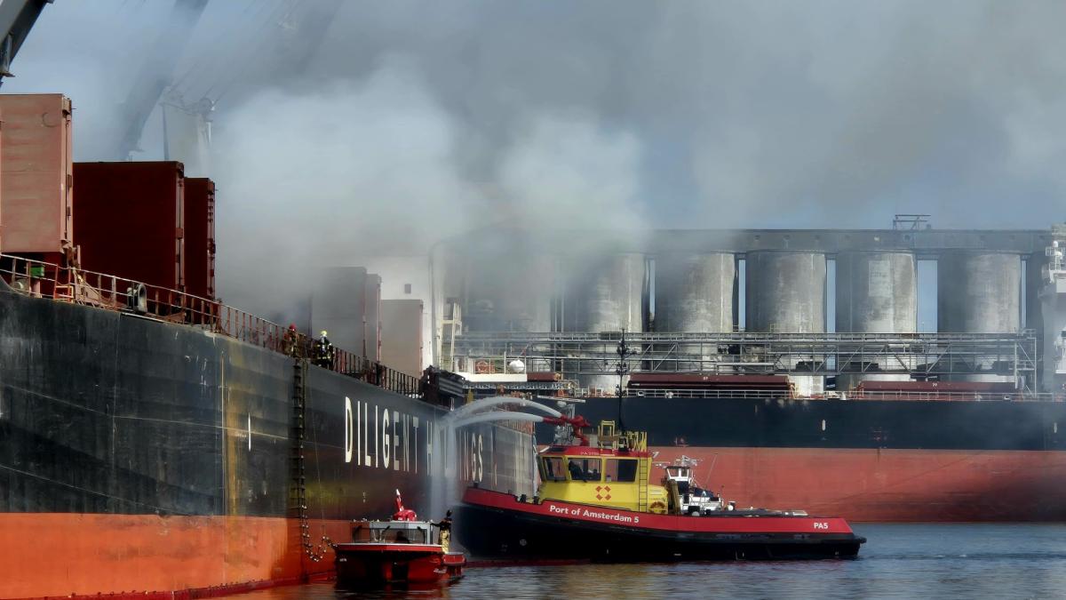 El fuego en el barco en el puerto de Amsterdam