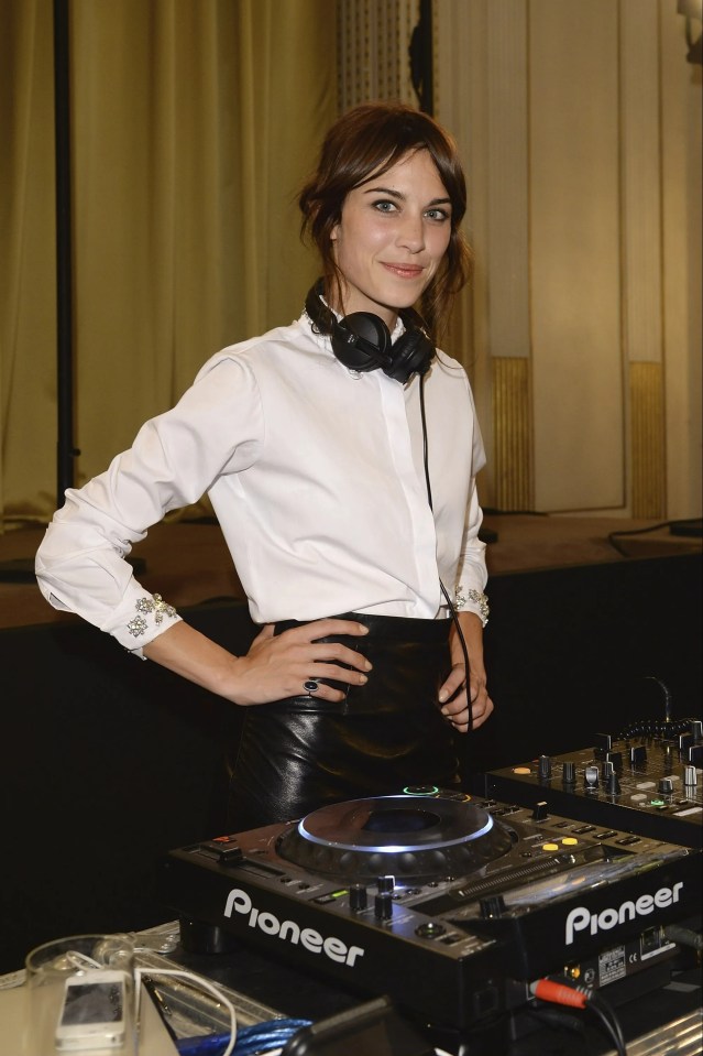 Alexa Chung Djing en un evento Bulgari.
