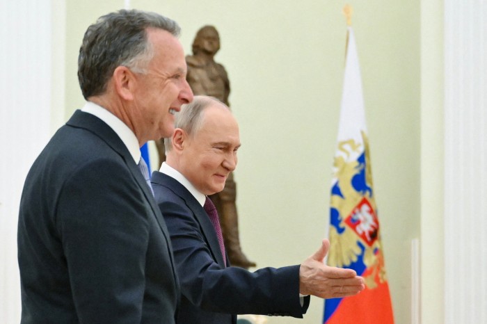 El presidente ruso, Vladimir Putin, nos saluda a EE. UU. Steve Witkoff (izquierda) antes de sus conversaciones en Moscú el 25 de abril