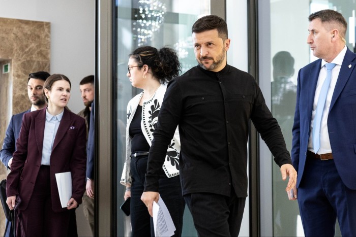 El presidente ucraniano, Volodymyr Zelenskyy, llega para hablar con los medios después de su reunión con el presidente turco Recep Tayyip Erdogan el jueves en Ankara, Turquía