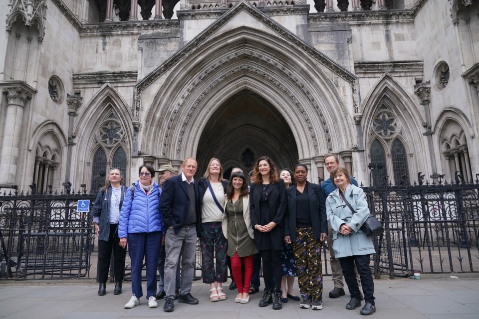 Grupo de residentes fuera del Tribunal Superior de Londres.