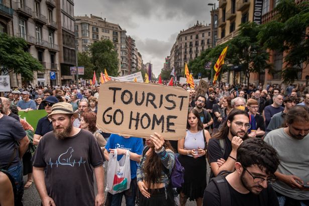 Barcelona, ​​Cataluña, España - 2024/06/19: Se ve un cartel antiturismo en el centro de la manifestación. Miles de personas se han reunido en la calle Aragón para protestar contra la exposición de automóviles de Fórmula 1 y el festival de fanáticos en el centro de la ciudad que ha causado enormes atascos de tráfico y contaminación del aire. Los manifestantes exigen que la ciudad no esté a la venta a grandes marcas comerciales elitistas. (Foto de Paco Freire/SOPA Images/LighTrocket a través de Getty Images)