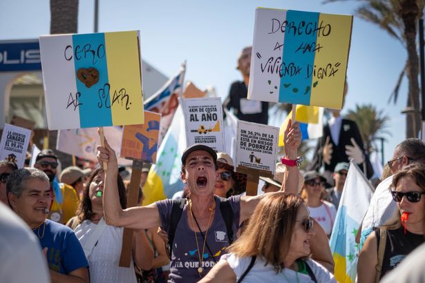 Tenerife, Canary Islands, España - 20 de octubre: 6.500 personas participan en la manifestación organizada por la plataforma 'Canarias Tiene un Lãmite' que refleja el creciente descontento entre los lugareños con el modelo de turismo actual en Tenerife, Islas Canarias, España el 20 de octubre de 2024. Las inquietudes de protestas sobre el impacto del turismo de masa en la calidad de la calidad, la accesibilidad de la vivienda y los precios en las islas en las islas en las islas. (Foto de Andrés Gutiérrez/Anadolu a través de Getty Images)