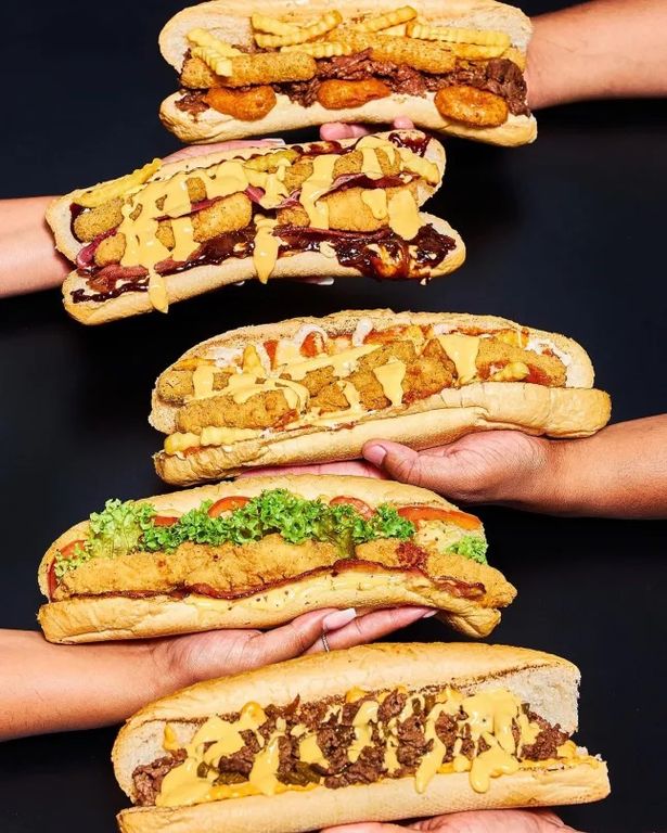 Las hamburguesas están apiladas a mano