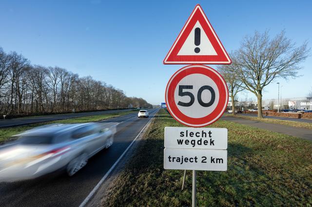 El trabajo de perforación adicional junto a Rondweg Emmen se