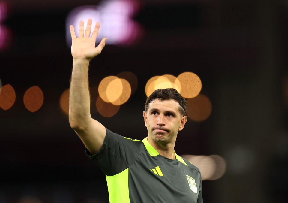 Emiliano Martínez de Aston Villa saludando a los fanáticos.