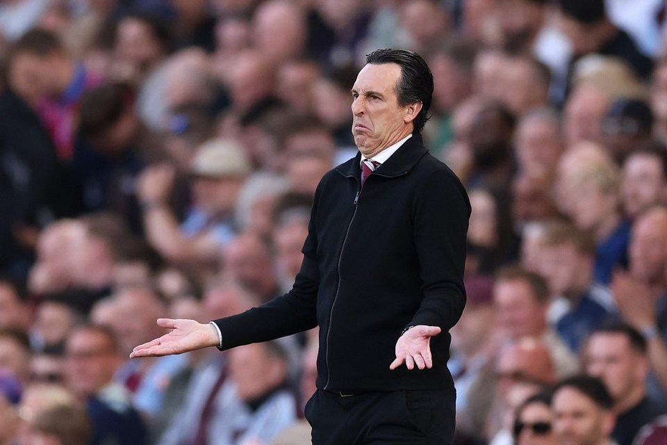 Unai Emery, gerente de Aston Villa, con una expresión frustrada.