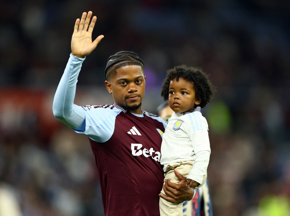 Leon Bailey de Aston Villa con su hijo.