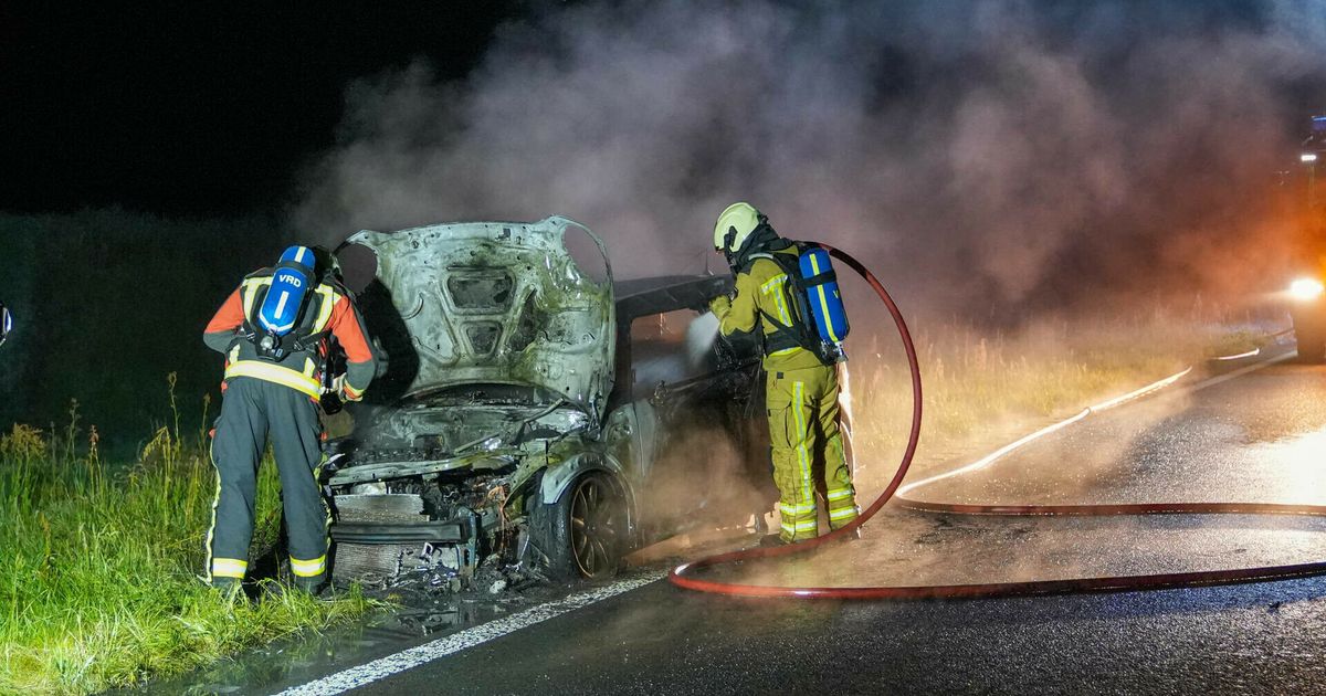 El conductor se sorprende con el fuego del automóvil en