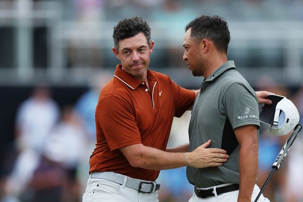 Rory McIlroy con Xander Schauffele después de la segunda ronda en el 2025 US PGA