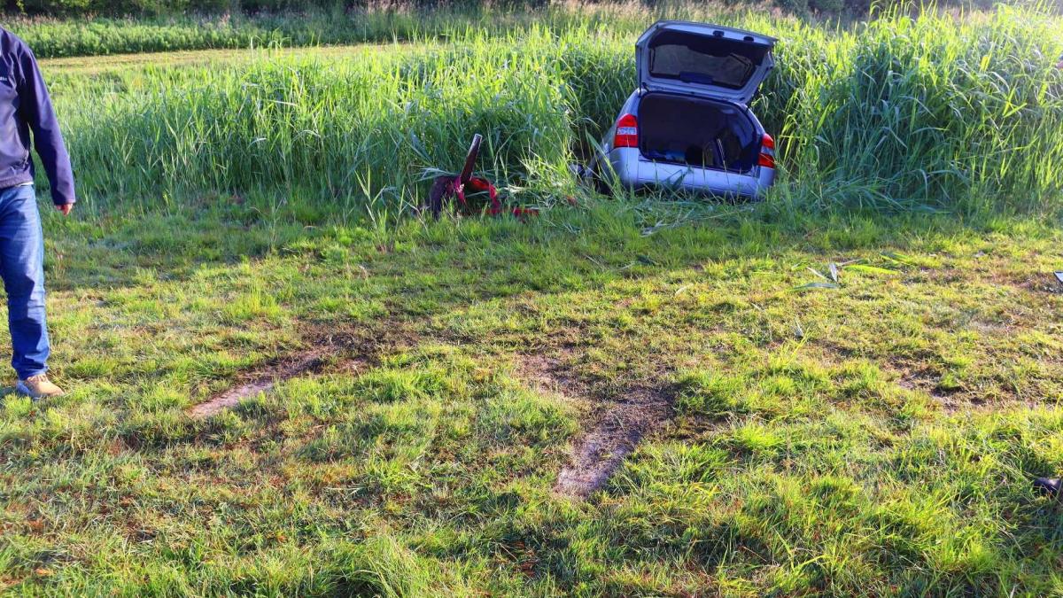 Automóvil en el agua, no encontró un conductor • Vigilancia