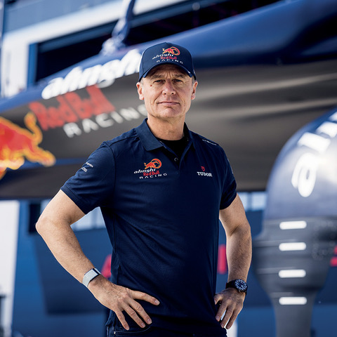 Ernesto Bertarelli de Suiza visto frente al Aldhi Red Bull Racing AC75 Boatone durante la presentación en la base de equipos en Barcelona, España, el 16 de abril de 2024
