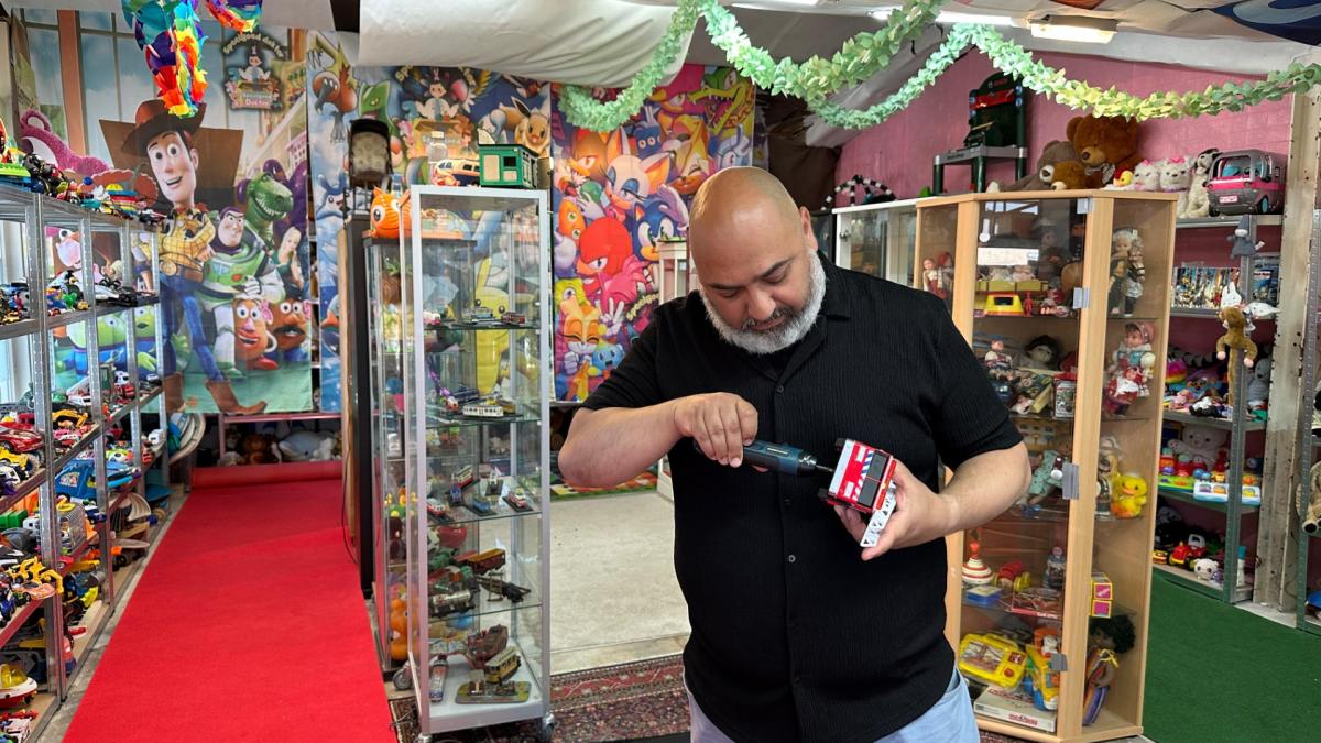 Toy Doctor Yusuf ofrece a los niños juguetes gratis, pero