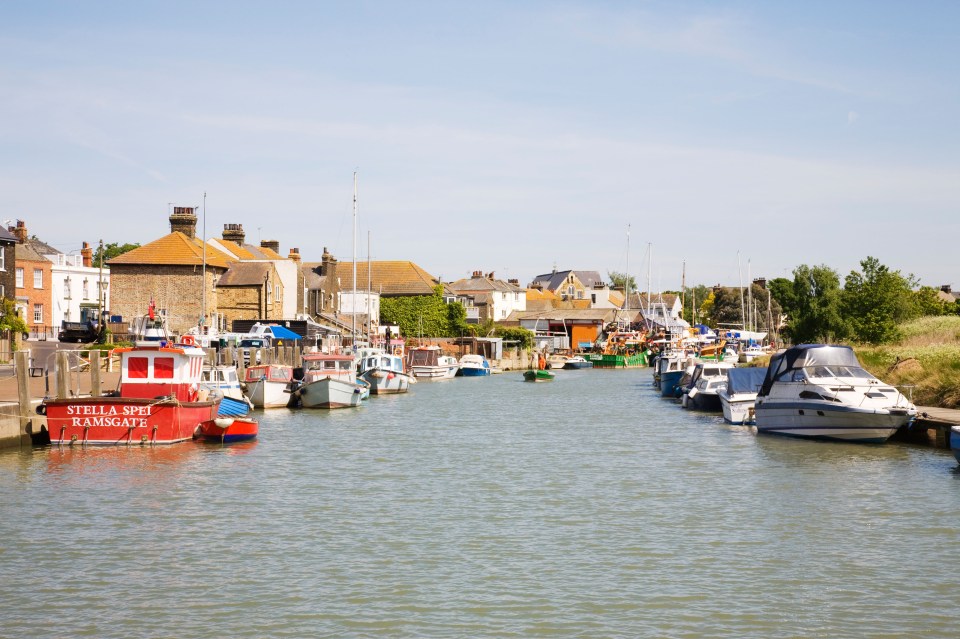 Harbour de Queenborough en Kent, Inglaterra, con barcos amarrados a lo largo de la costa.