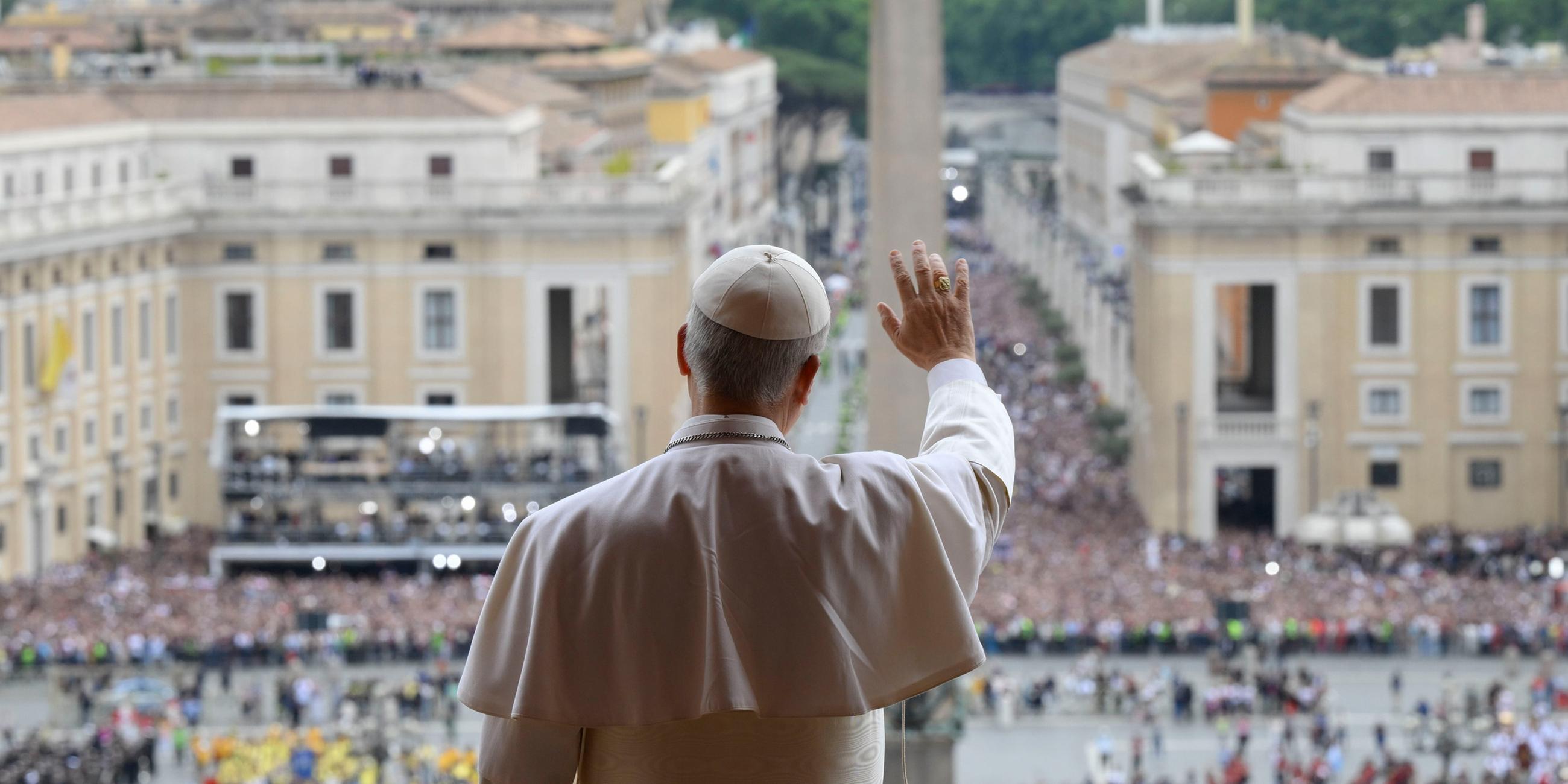 El Papa Leo XIV agita a los participantes del Servicio de Algodón Sunday desde un balcón de San Pedro Básico en la Plaza de San Pedro el 11 de mayo de 2025