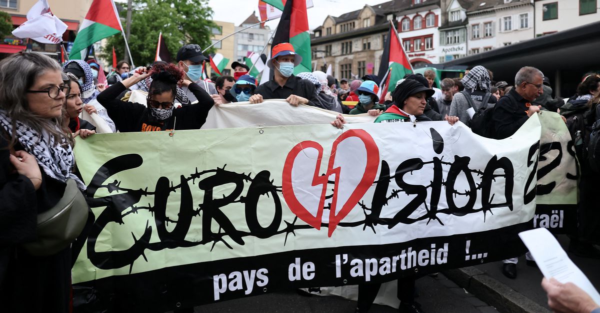 Confrontación entre manifestantes pro-palestinos y policía durante el concurso final
