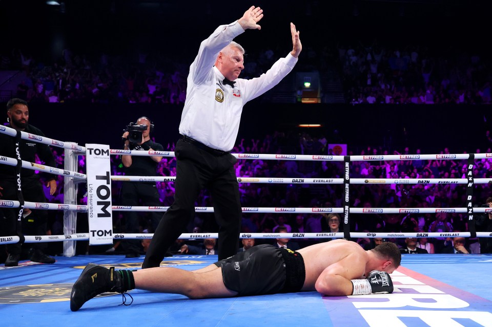 El boxeador Johnny Fisher noqueó en un combate de boxeo.