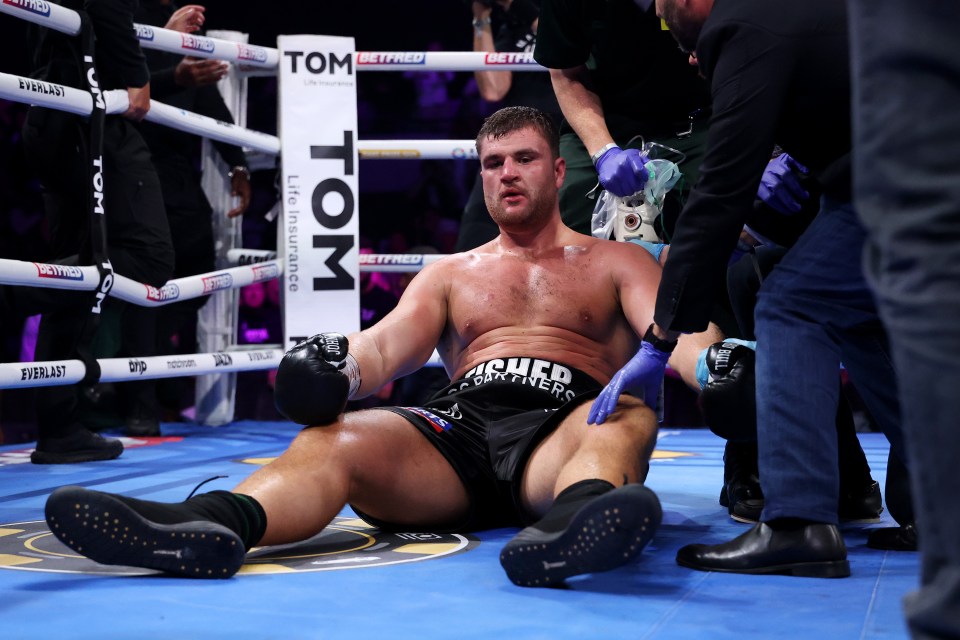 El boxeador Johnny Fisher recibió atención médica después de una pelea.