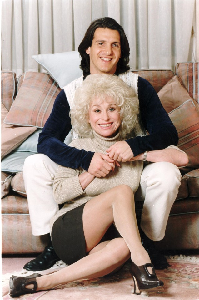 Barbara Windsor y Scott Harvey se relajan en casa.