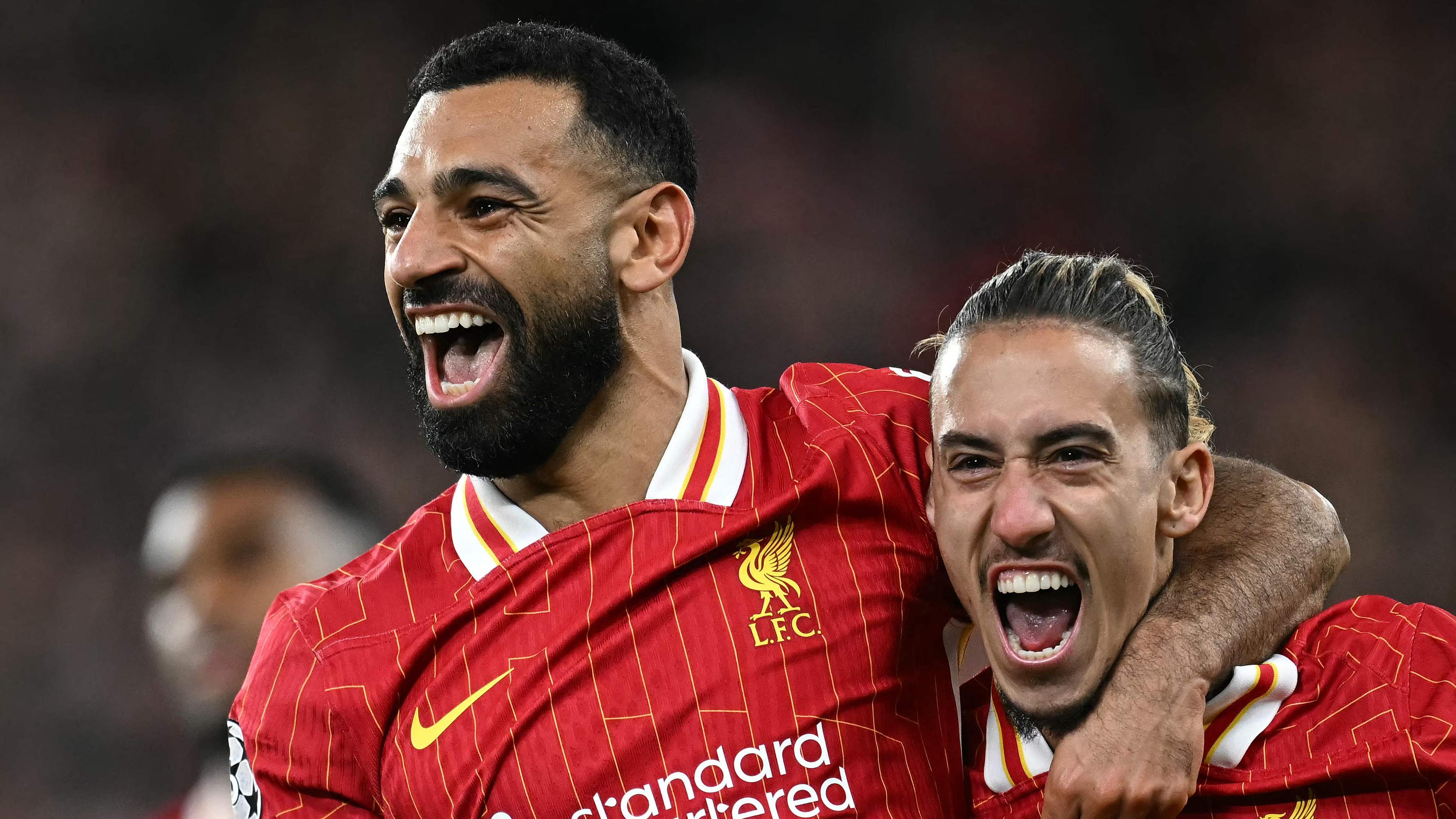 Mohamed Salah de FC Liverpool aplaude después de su gol con 2-0 contra el FC Bolonia 1909.