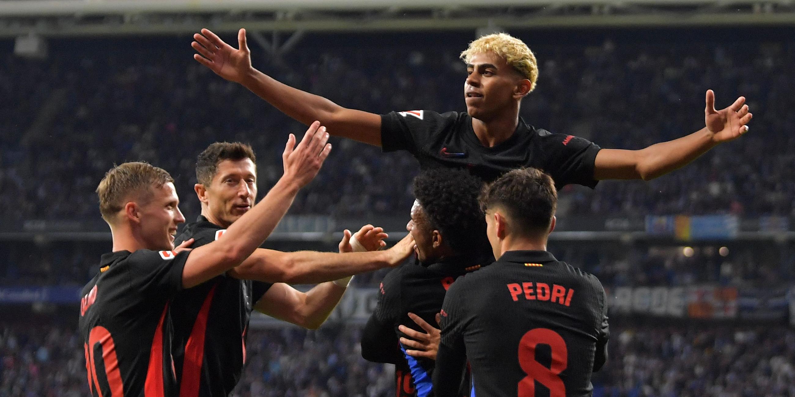 RCD Espanyol - FC Barcelona: Barcelonas Lamine Yamal puede ser celebrado por compañeros de equipo por su objetivo a 1-0.