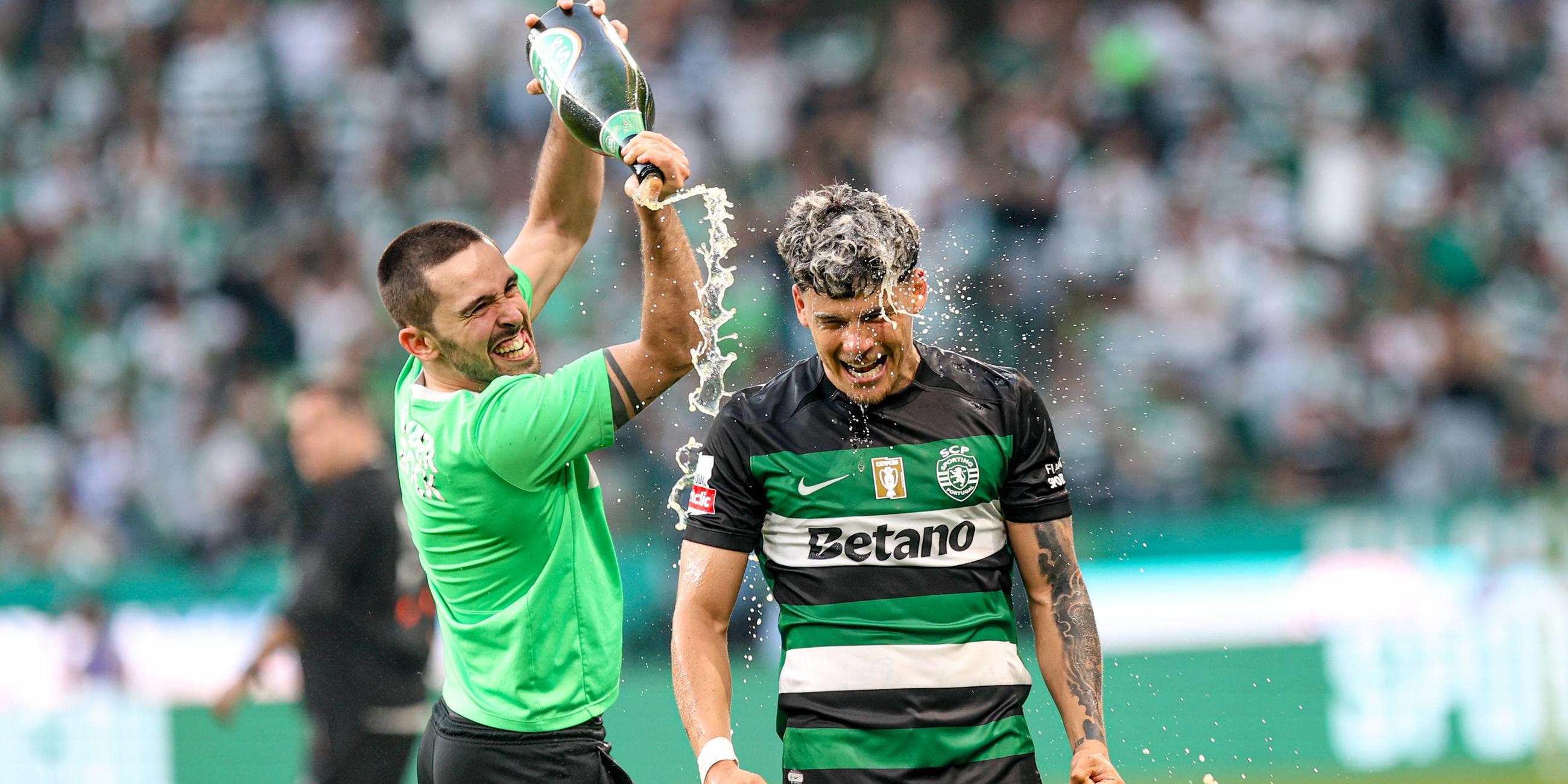 Los jugadores deportivos de Maxi Araujo celebran después de la victoria en la Portugal Betclic League entre CP Sporting y Vitoria SC en el Estadio José de Alvalade.