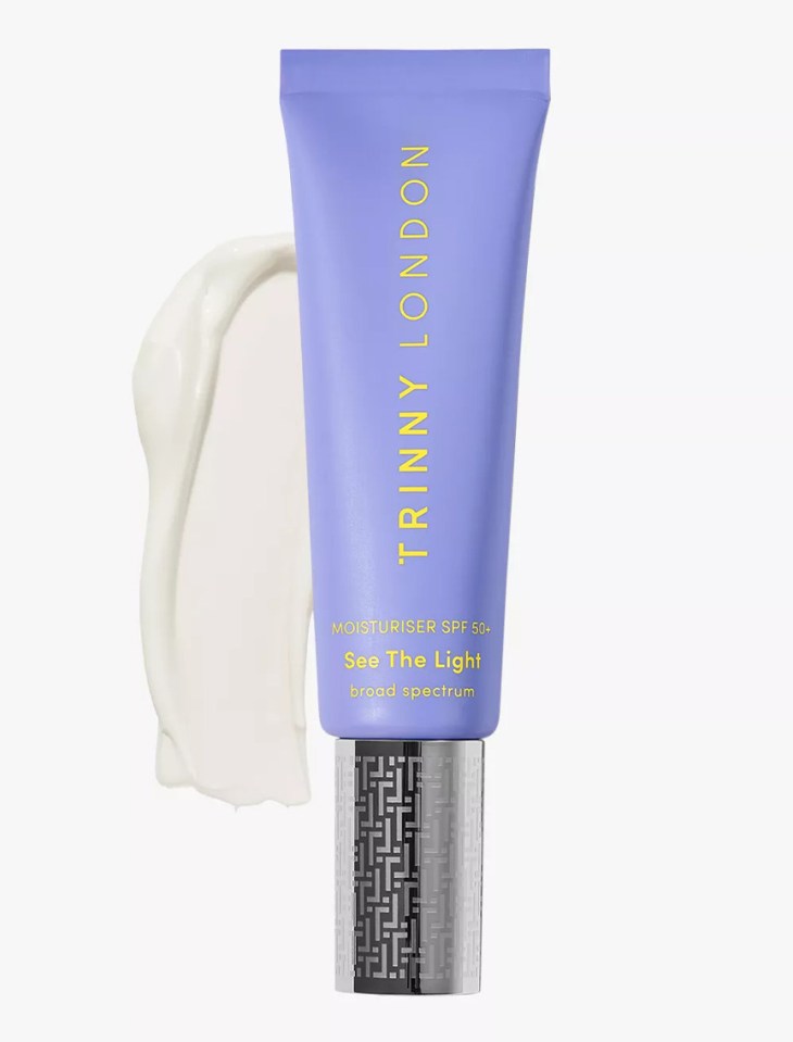 Trinny London Vea la crema hidratante Light SPF 50+.