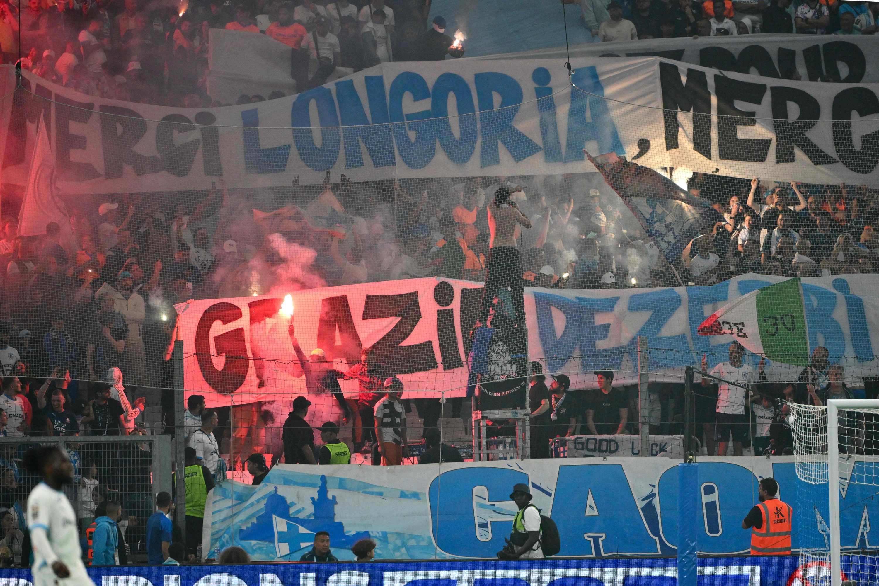 Los apoyadores exhiben pancartas que agradecen al presidente español de Marsella, Pablo Longoria, y al entrenador en jefe italiano de Marsella, Roberto de Zerbi, durante el partido de fútbol francés L1 Bethaeen Olympique de Marsella (OM) y Stade Rennais FC en Stade Velodrome en Marsella, Southern France, el 17 de mayo de 2025 (Foto de Christophe Simon / Afp)
