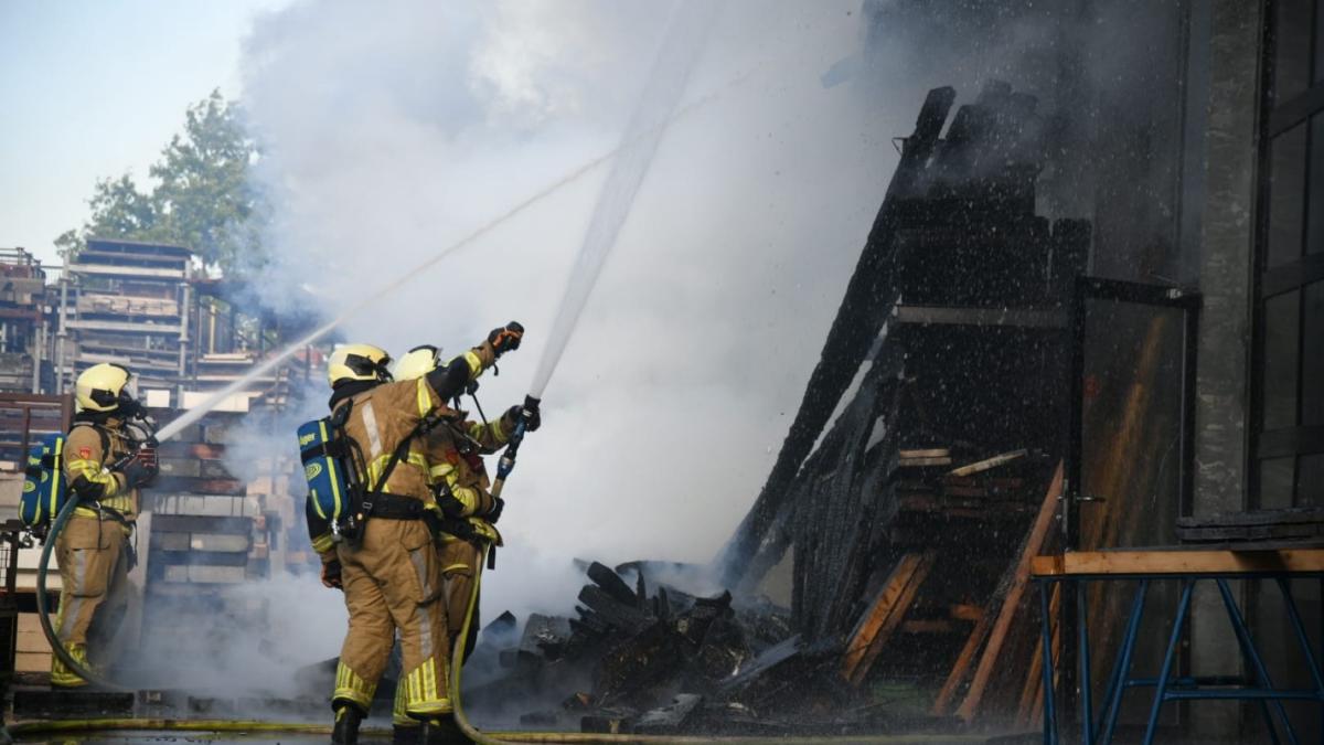Gran incendio en el almacenamiento de materiales de construcción en