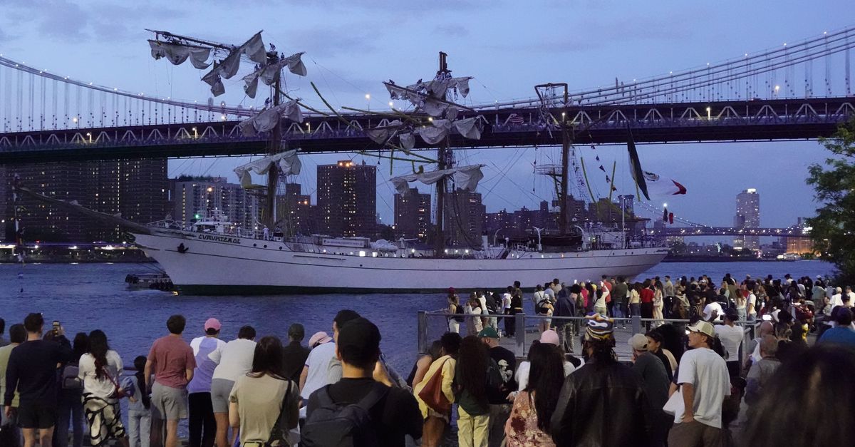 Velera de enfrentamientos marinos mexicanos contra el puente Brooklyn en