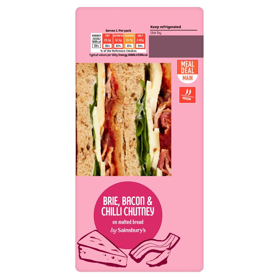 Sainsbury's Brie, Bacon & Chili Chutney Sandwich sobre pan malteado.