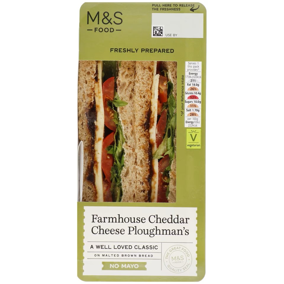 Farmhouse Cheddar Cheese Plowman's Sandwich sobre pan marrón malteado.