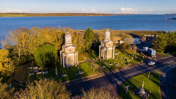 Foto aérea de un dron del pueblo de Mistley en el distrito de Tending de Essex, Reino Unido.