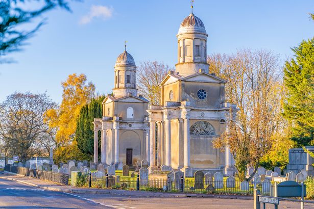 Mistley Towers son los restos de una iglesia diseñada por Robert Adam en 1776.