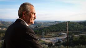 Safwan Bahloul mira la inmensidad sobre las calles y la naturaleza