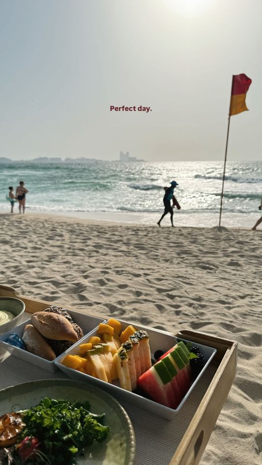 Picnic de playa con fruta y pan.