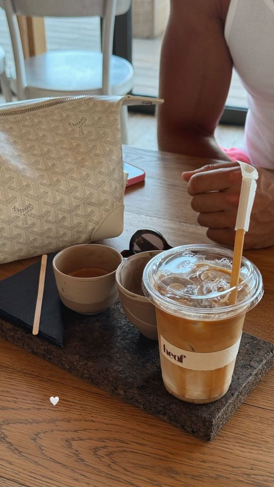 Café helado y espresso en una mesa.