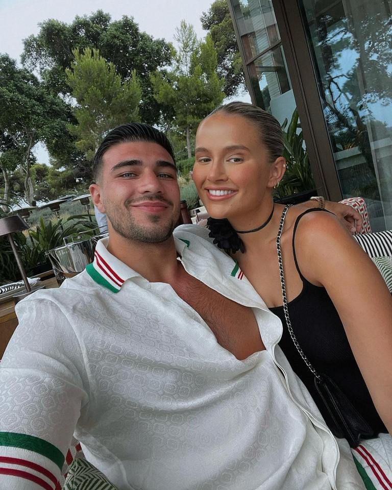Foto de Tommy Fury y Molly-Mae La Haya abrazada.