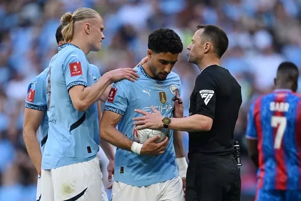 LONDRES, Inglaterra - 17 de mayo: Erling Haaland de Manchester City interactúa con el árbitro del partido Stuart Attwell como Omar Marmoush de Manchester City se prepara para tomar el penal de los costados durante el partido final de la Copa FA de Emirates entre Crystal Palace y Manchester City en el Wembley Stadium el 17 de mayo de 2025 en Londres, Inglaterra. (Foto de Shaun Botterill/Getty Images)