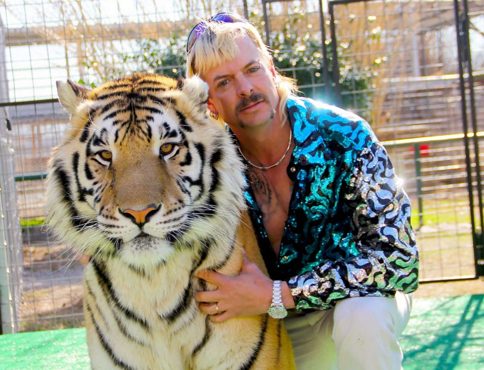 Joe exótico con un tigre.