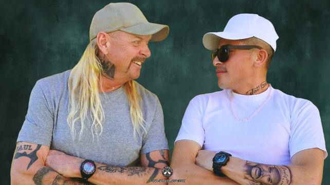 Joe Exotic y otro hombre en la vista de perfil.