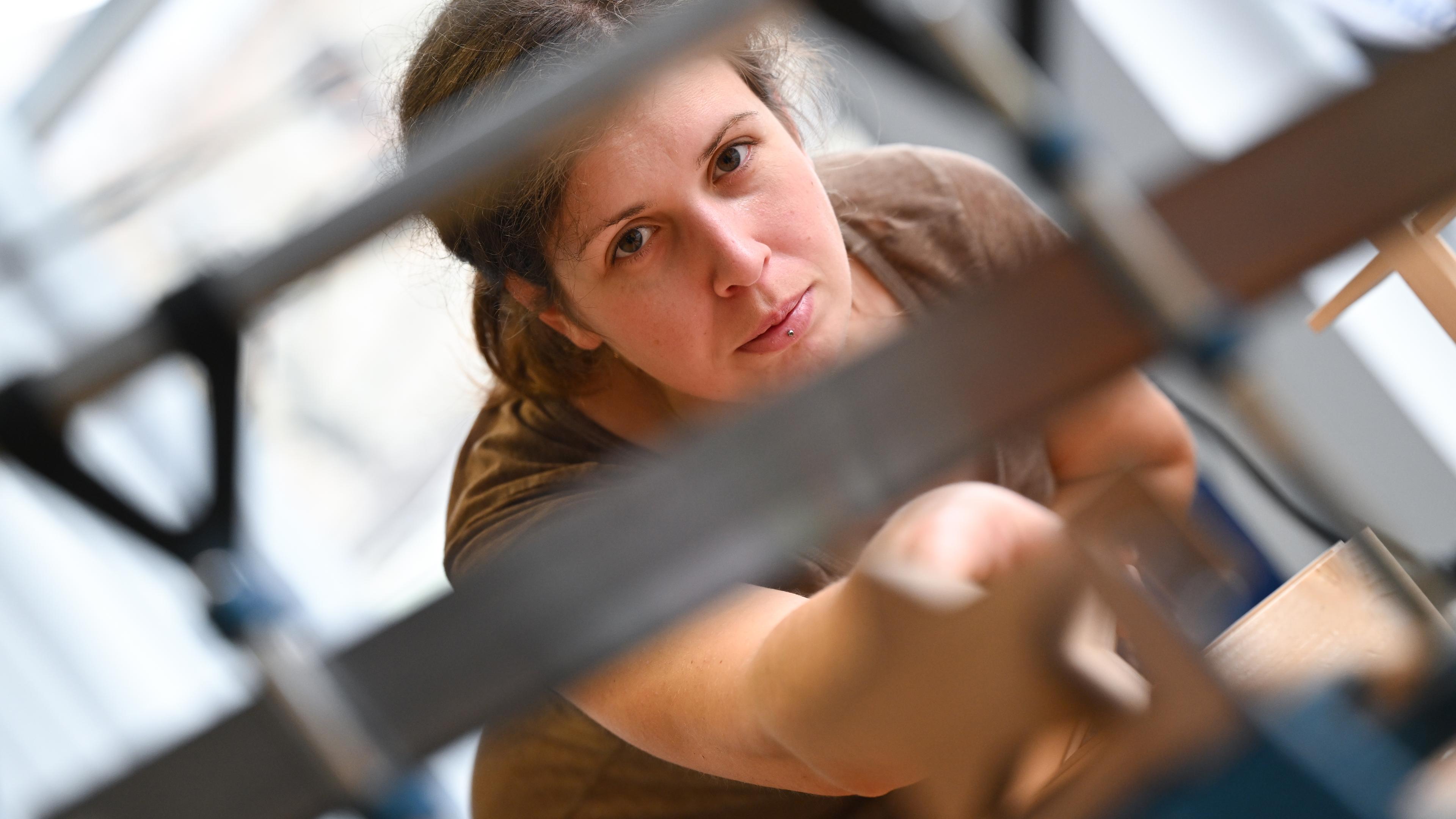 La aprendiz de 32 años, Schreinerin, Anna Freitag, trabaja en un banco de trabajo.