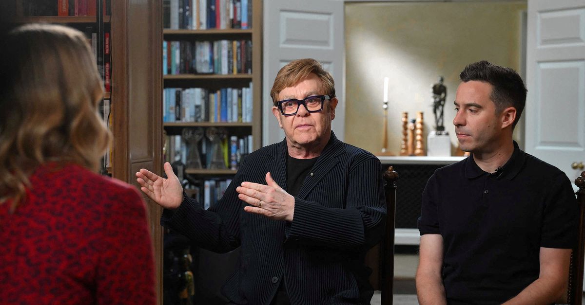 Elton John Fel Fel en el gabinete: "Fuera de las
