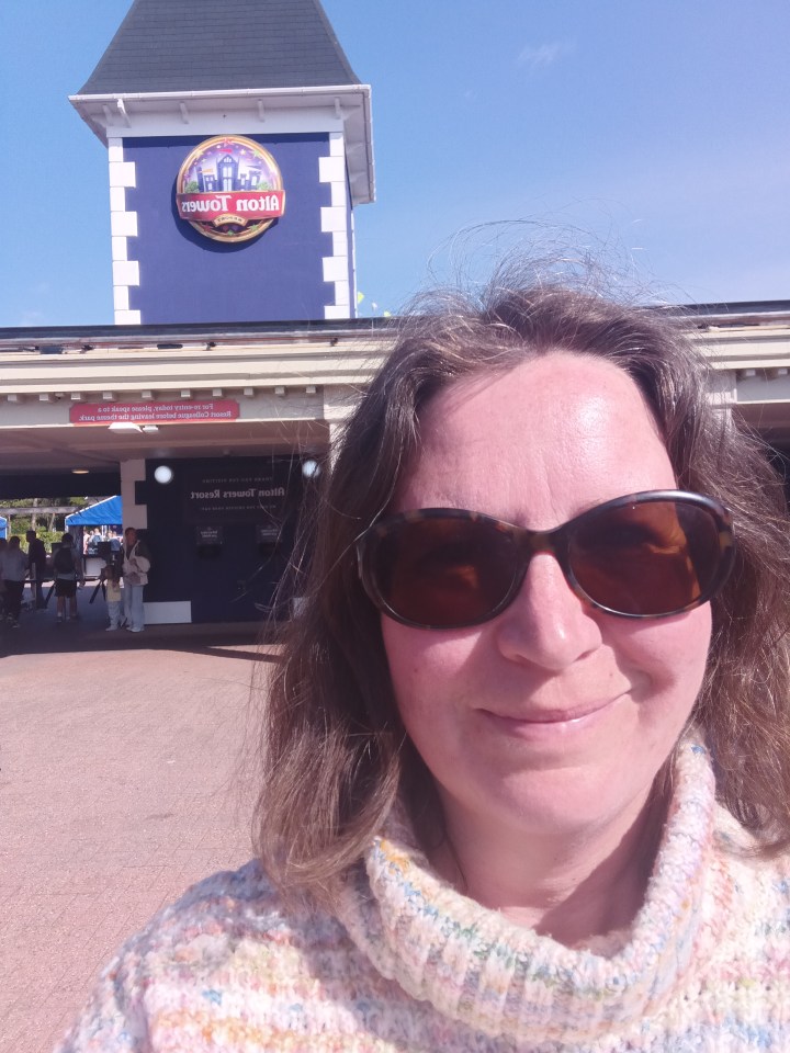 Mujer con gafas de sol en Alton Towers Resort.