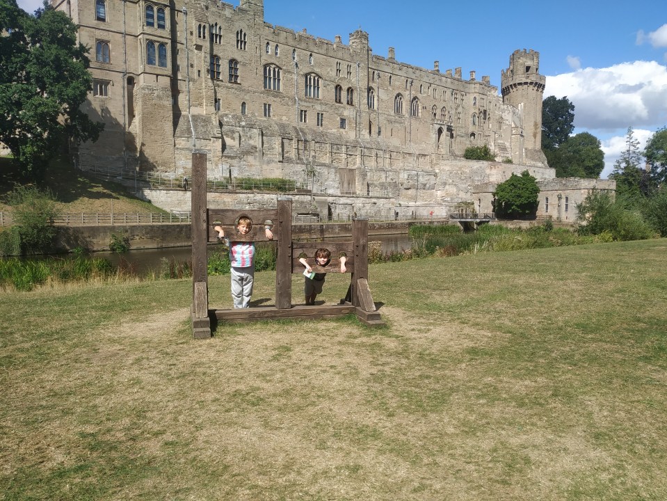 Dos niños en una pastilla frente a un castillo.