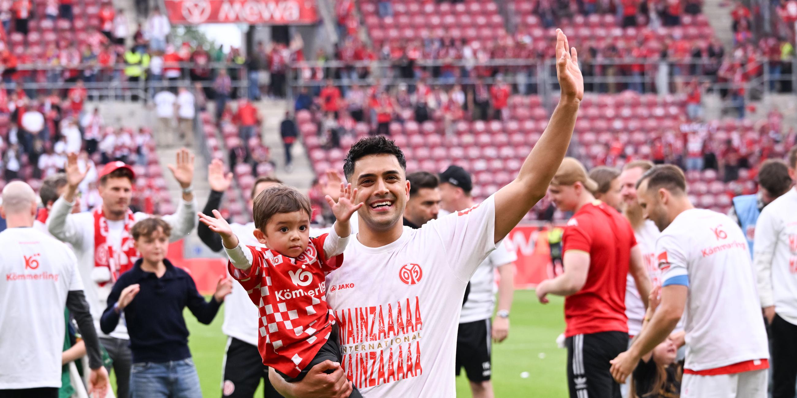 Nadiem Amiri después del primer juego de la Bundesliga contra Bayer Leverkusen el 17 de mayo de 2025.