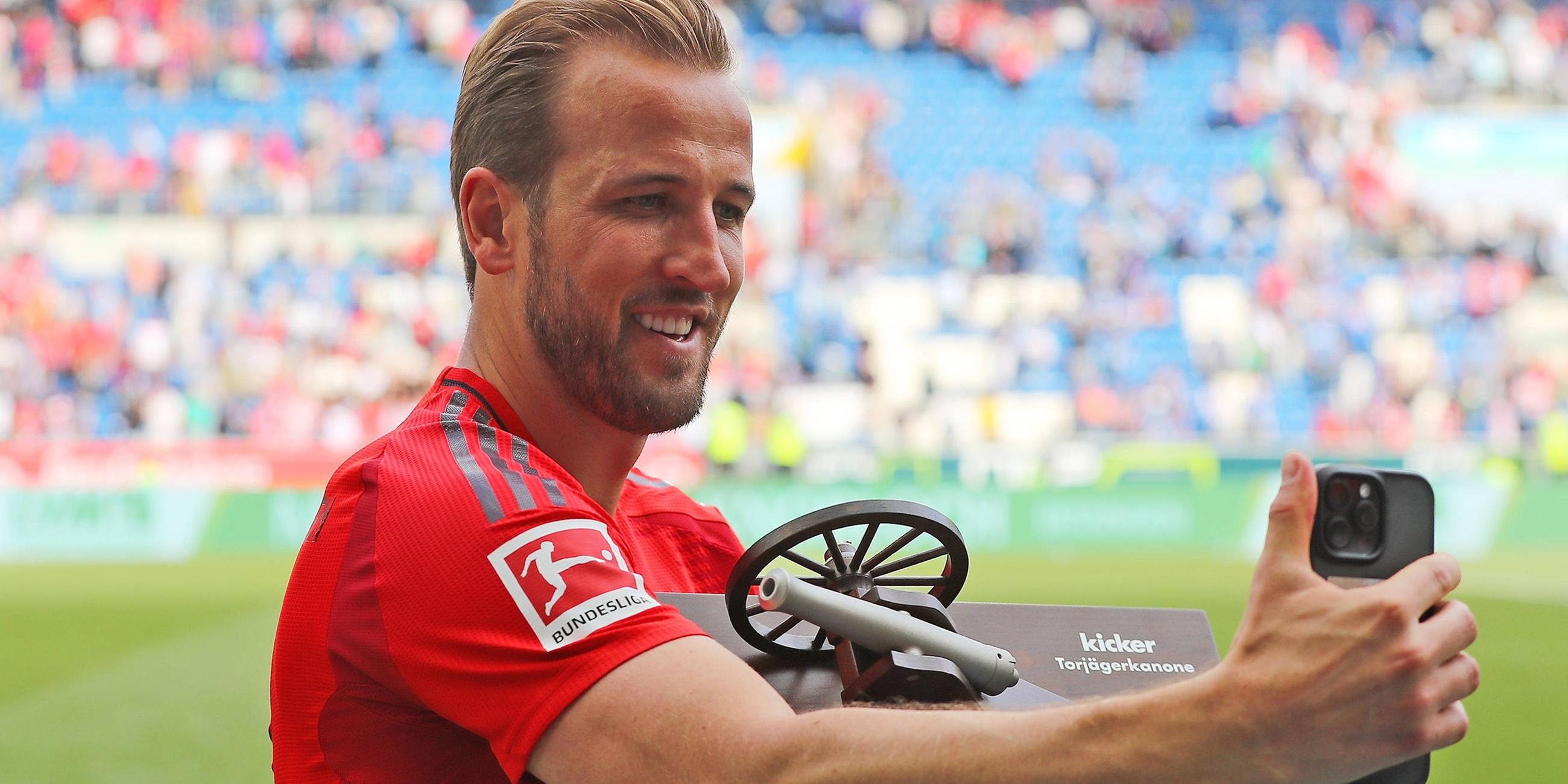 Harry Kane FC Bayern Muenchen con Torjaegenkanone el 17 de mayo de 2025.